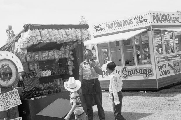 Carny at age guessing game, 1978